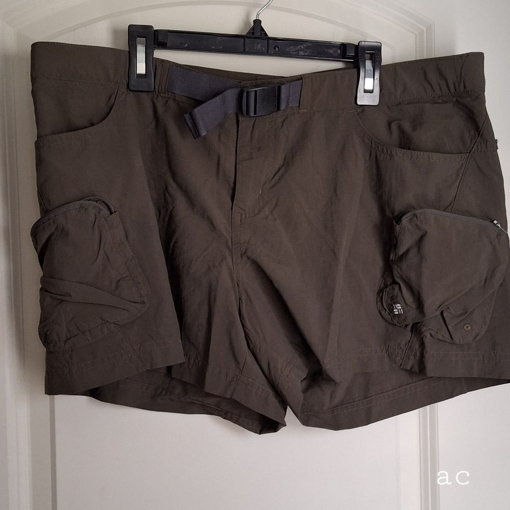 Columbia Cargo Shorts WoMen Size L Safari Khaki Green Multiple Zip Pockets